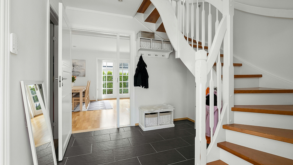 The White Oak Aesthetic: Why Designers and Contractors Prioritize This Hardwood for Modern Staircases